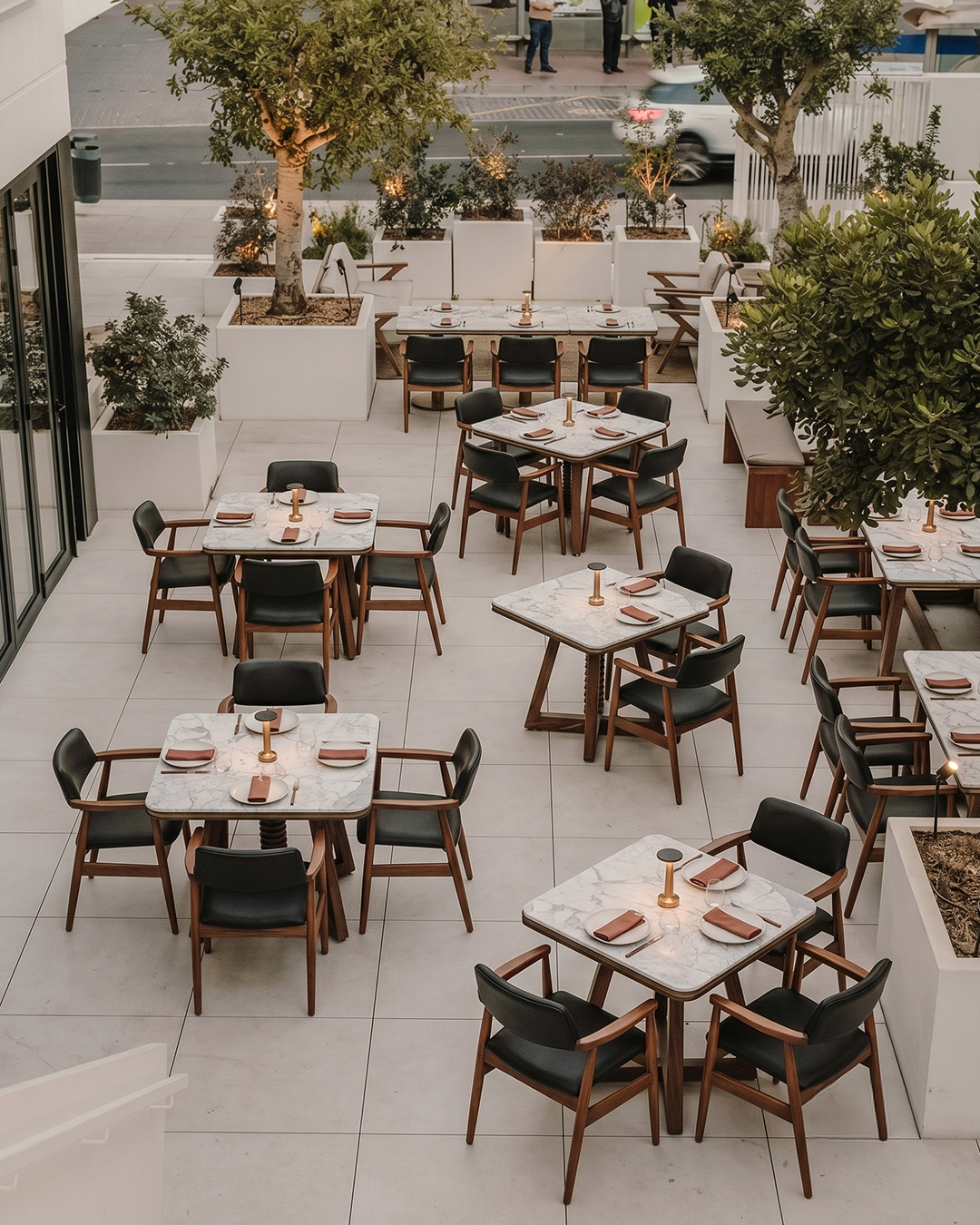 Urban Coffee çatı terası, mermer tablalı masalar ve siyah deri sandalyeler