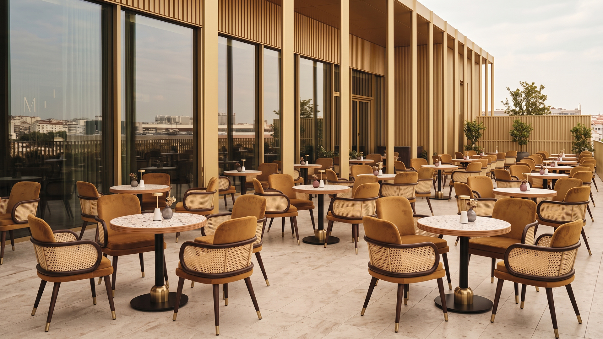 Hasır sırtlı sandalyelerle düzenlenmiş restoran terası
