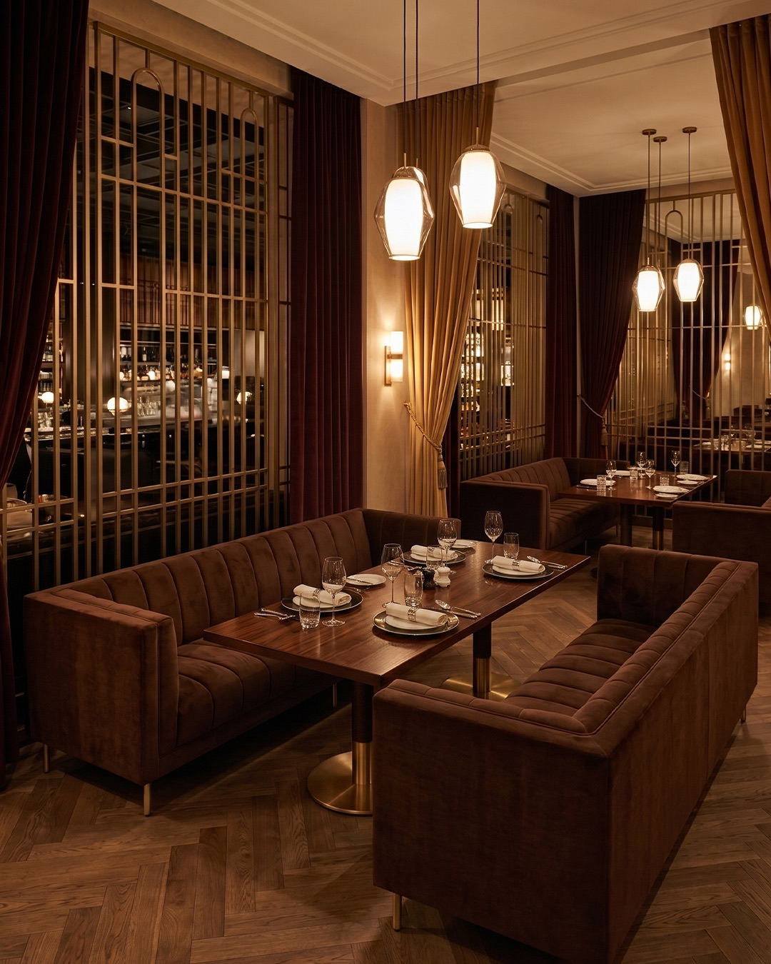 Kadife kaplı koltuk ve pirinç detaylı restoran localar