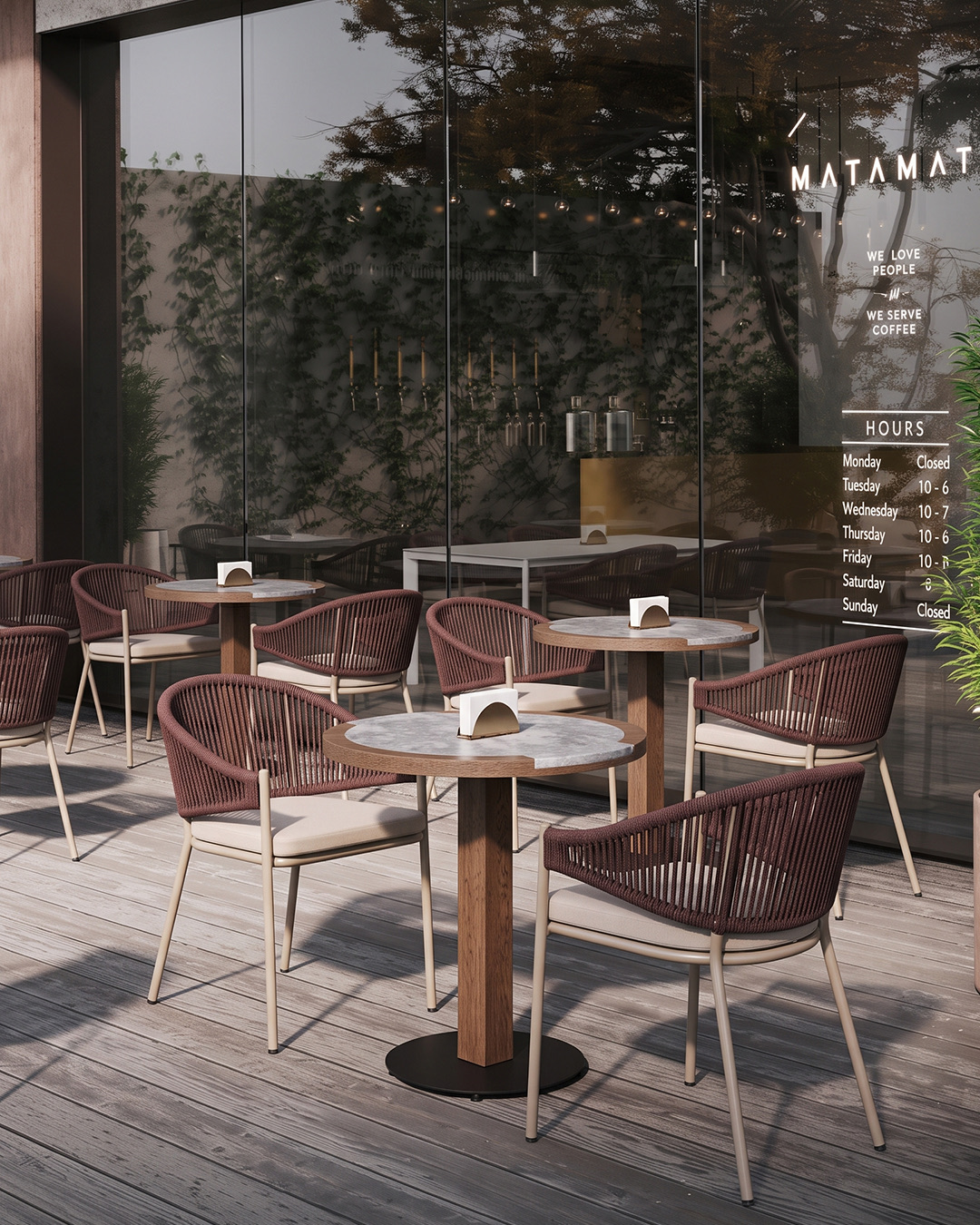 Brew & Bean kafe terası, halat örgülü sandalyeler ve ahşap ayaklı masalar