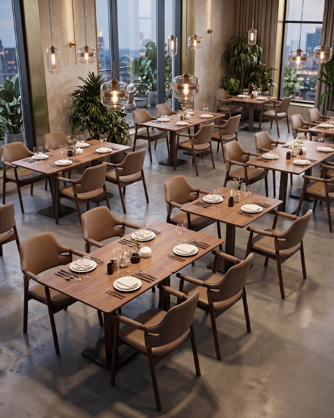 Şehir manzaralı restoran salonu, deri sandalyeler ve ahşap masalar