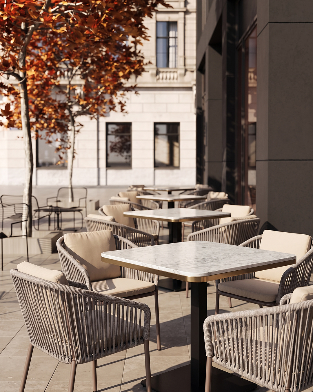 The Garden bistro terası, mermer tablalı masalar ve halat örgülü sandalyeler