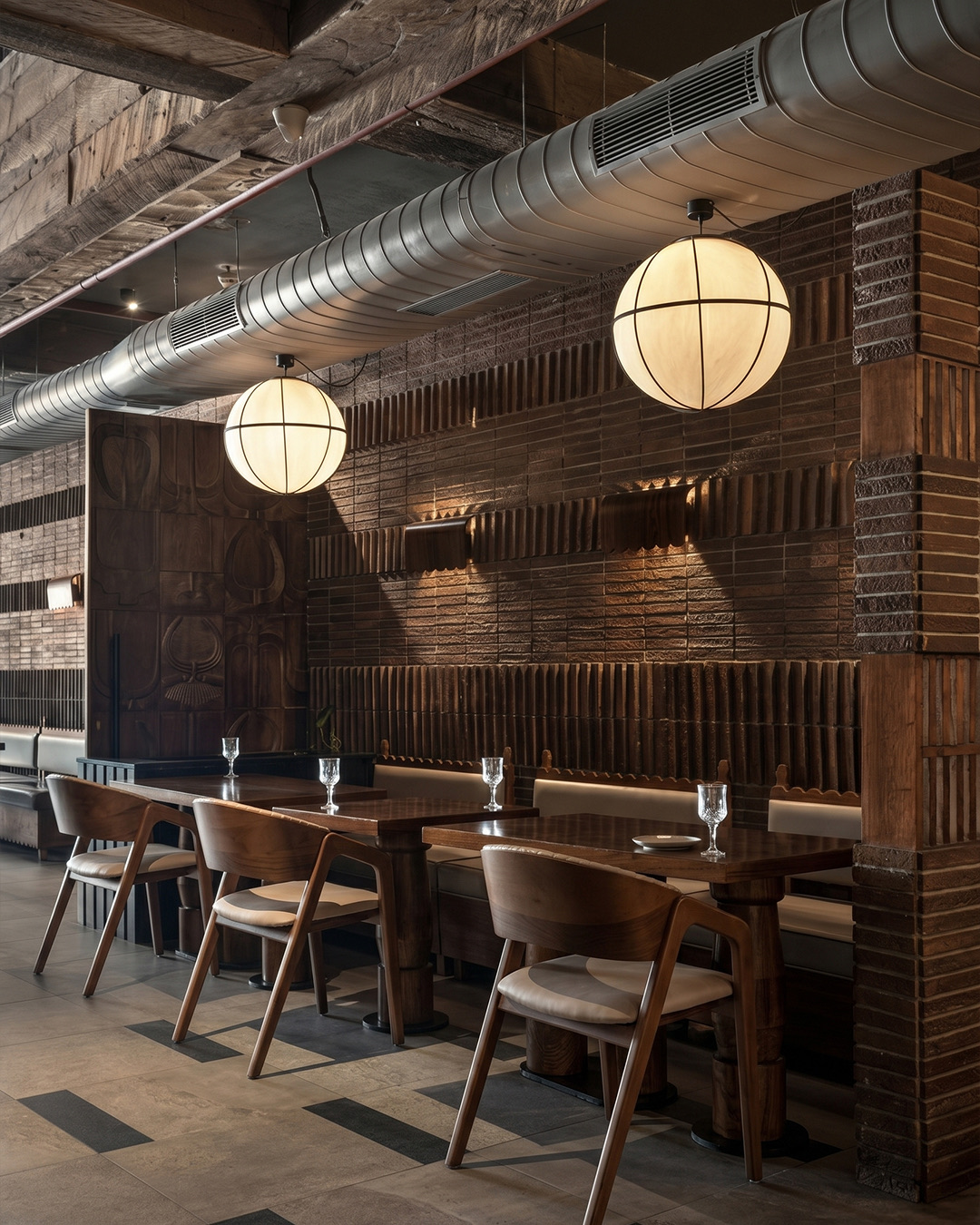 Tuğla dokulu duvar ve küre sarkıt aydınlatmalı restoran